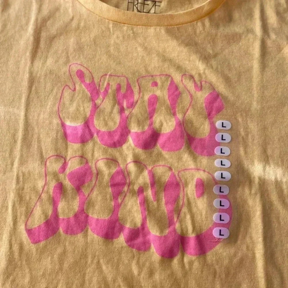 🆕 Stay kind yellow cropped graphic tee L🆕 - Picture 2 of 7